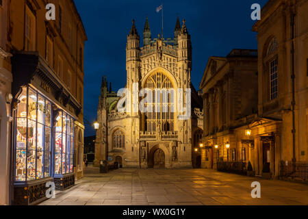 Am Abend Blick auf die Abtei von Bath von Abbey Kirchhof, Badewanne, UNESCO-Weltkulturerbe, Somerset, England, Vereinigtes Königreich, Europa Stockfoto