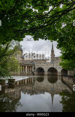 Pulteney Bridge spiegelt sich im Fluss Avon, Bath, UNESCO-Weltkulturerbe, Somerset, England, Vereinigtes Königreich, Europa Stockfoto