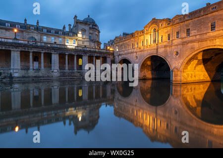 Am Abend Leuchten Beleuchtung Pulteney Bridge in der Badewanne, UNESCO-Weltkulturerbe, Somerset, England, Vereinigtes Königreich, Europa Stockfoto