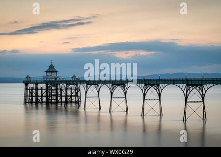 Über Clevedon Pier, Clevedon, Somerset, England, Vereinigtes Königreich, Europa Twilight Stockfoto