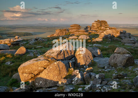 Erstes Licht auf den Granitfelsen von Roughtor in Bodmin Moor, Cornwall, England, Vereinigtes Königreich, Europa Stockfoto