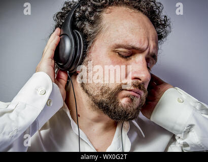 Genießen Sie die Musik, Mann mit intensiven Ausdruck, weißes Hemd Stockfoto