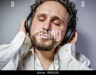 klassische Musik, Mann mit intensiven Ausdruck, weißes Hemd Stockfoto