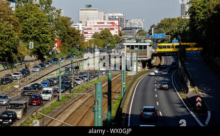 Essen, Ruhrgebiet, Nordrhein-Westfalen, Deutschland - Unfall Staus auf der Autobahn A40, auf der Rückseite die Skyline von der Essener Innenstadt. Essen, Ruhr Stockfoto