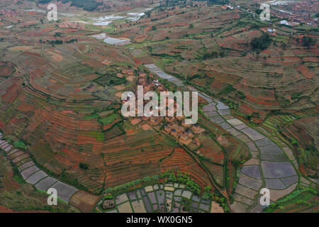 Reisfelder und kleine Dörfer in der Nähe Ivato, Ambositra Bezirk, Nationale Route RN7 zwischen Ranomafana und Antsirabe, Madagaskar, Afrika Stockfoto