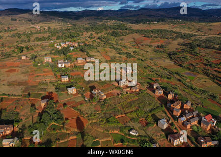 Reisfelder und kleine Dörfer in der Nähe von Sandrandahy Schlamm, auf der Nationalstraße RN7 zwischen Ranomafana und Antsirabe, Madagaskar, Afrika Stockfoto