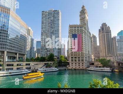 Blick von der Wrigley Building, Chicago River und Wassertaxi von DuSable Brücke, Chicago, Illinois, Vereinigte Staaten von Amerika, Nordamerika Stockfoto