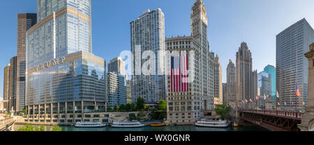 Blick von der Wrigley Building, Chicago River und Wassertaxi von DuSable Brücke, Chicago, Illinois, Vereinigte Staaten von Amerika, Nordamerika Stockfoto