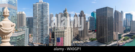 Anzeigen von Wrigley Building von der Dachterrasse, in der Innenstadt von Chicago, Illinois, Vereinigte Staaten von Amerika, Nordamerika Stockfoto