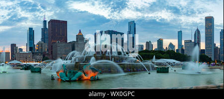 Blick auf die Skyline von Chicago Buckingham Fountain und in der Dämmerung, Chicago, Illinois, Vereinigte Staaten von Amerika, Nordamerika Stockfoto