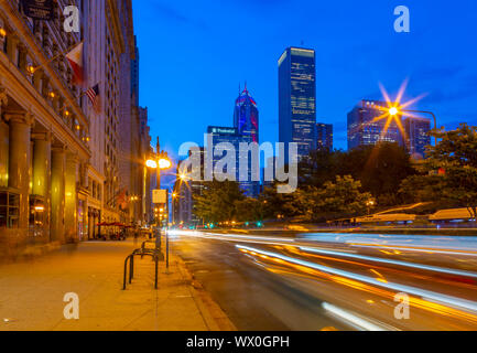 Anzeigen von Trail Lichter und Wolkenkratzer in der Dämmerung auf der Michigan Avenue, Chicago, Illinois, Vereinigte Staaten von Amerika, Nordamerika Stockfoto