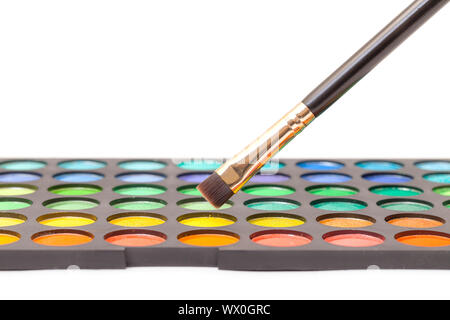 Reihe von bunten Lidschatten mit Pinsel, Nahaufnahme Stockfoto