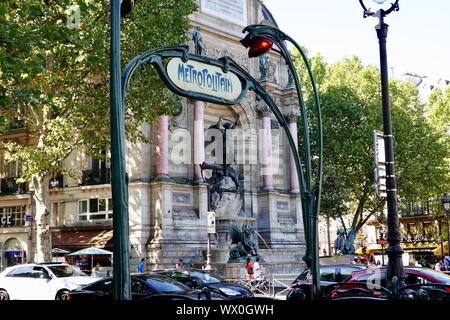 Place Saint-Michel, Monument und Eintrag in die U-Bahn und Bahnhof, im Quartier Latin am linken Seine-Ufer in Paris, Frankreich Stockfoto