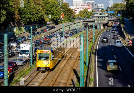 Essen, Ruhrgebiet, Nordrhein-Westfalen, Deutschland - Unfall Staus auf der Autobahn A 40, öffentliche Verkehrsmittel, hier die U-Bahn U18 hat freie Fahrt, werden Stockfoto