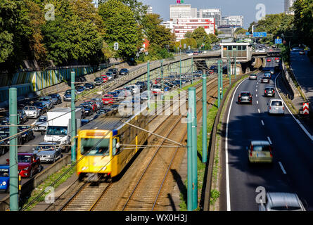 Essen, Ruhrgebiet, Nordrhein-Westfalen, Deutschland - Unfall Staus auf der Autobahn A 40, öffentliche Verkehrsmittel, hier die U-Bahn U18 hat freie Fahrt, werden Stockfoto