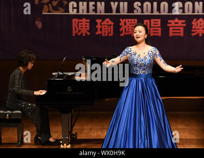 Hongkong, China. 16 Sep, 2019. Sopran Liu Yu singt der Tenor Chen Yu's solo Konzert' nie vergessen, warum Sie in der South China Hong Kong, Sept. 16, 2019 begann". Das Konzert wurde am Montag am Hong Kong City Halle statt der 70. Jahrestag der Gründung der Volksrepublik China zu markieren. Credit: Weng Xinyang/Xinhua/Alamy leben Nachrichten Stockfoto