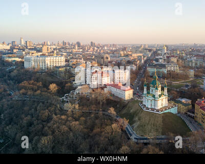 Panorama Ansicht von Podol und schöne barocke St. Andrew's Church in Kiew, Ukraine Stockfoto