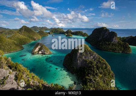 Luftaufnahme der Lagune und Karst Kalksteinformationen in Wayag Insel, Raja Ampat, West Papua, Indonesien, Südostasien, Asien Stockfoto