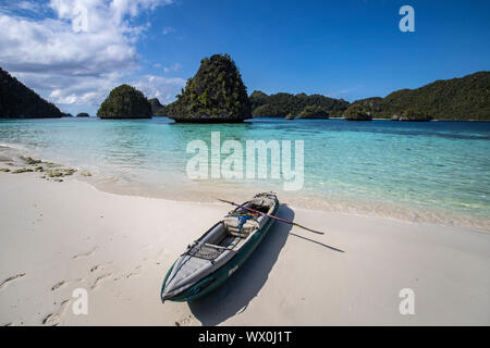 Karst Kalksteinformationen und die Lagune in Wayag Insel mit Kajak des Fotografen, Raja Ampat, West Papua, Indonesien, Südostasien, Asien Stockfoto