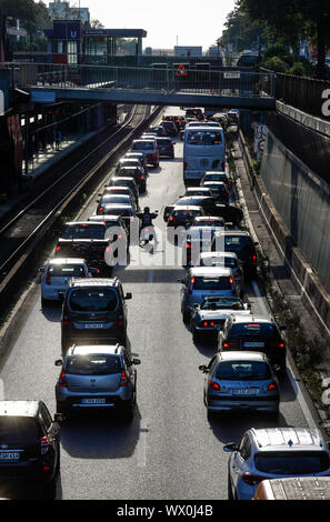 Essen, Ruhrgebiet, Nordrhein-Westfalen, Deutschland - Unfall Staus auf der Autobahn A40. Essen, Ruhrgebiet, Nordrhein-Westfalen, Deutschland - Un Stockfoto