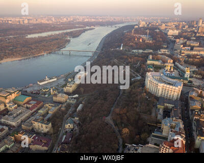Ministerium des Innern, pochtovaya Ploshcha, River Station und Fußgängerbrücke über den Fluss Dnepr in der Stadt Kiew Stockfoto