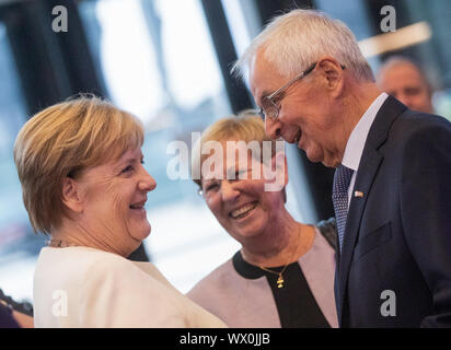 Bonn, Deutschland. 16 Sep, 2019. Bundeskanzlerin Angela Merkel (CDU, l), Klaus Töpfer (CDU), ehemaliger Bundesumweltminister, und seine Frau Mechthild (M) Lachen, bevor Sie den Staatspreis des Landes Nordrhein-Westfalen. Potter ist hier mit der höchsten Auszeichnung des Landes Nordrhein-Westfalen ausgezeichnet. Credit: Rolf Vennenbernd/dpa/Alamy leben Nachrichten Stockfoto