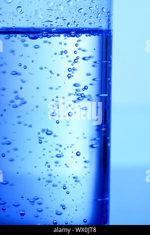 Blau sprudelte Wasser im Glas Stockfoto