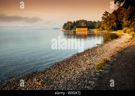 Ein Bild von einem wunderschönen Sonnenaufgang am Starnberger See Stockfoto