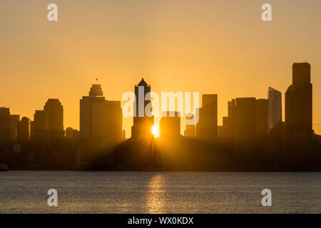 Seattle Skyline bei Sonnenaufgang, als von alki Beach, Seattle, Washington, Vereinigte Staaten von Amerika, Nordamerika gesehen Stockfoto