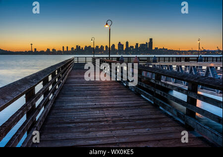 Hölzerne Seebrücke und die Skyline in der Dämmerung, Alki Beach, Seattle, Washington, Vereinigte Staaten von Amerika, Nordamerika Stockfoto