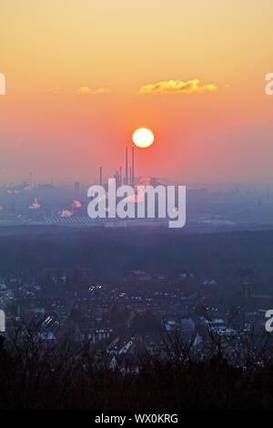 Blick vom Verderben tipp Haniel in die industrielle Landschaft bei Sonnenuntergang, Bottrop, Ruhrgebiet, Deutschland, Europa Stockfoto