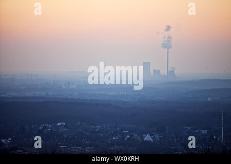 Blick vom Verderben tipp Haniel in die industrielle Landschaft bei Sonnenuntergang, Bottrop, Ruhrgebiet, Deutschland, Europa Stockfoto