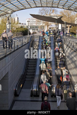Die Leute werden von der U-Bahn-Station Westfalenhalle, Dortmund, Deutschland, Europa Stockfoto