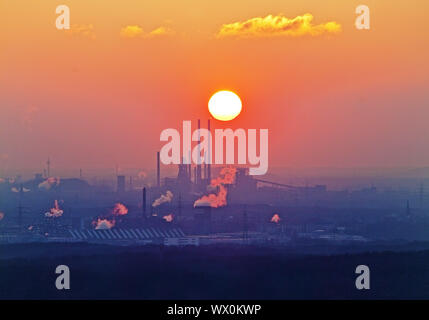 Blick vom Verderben tipp Haniel in die industrielle Landschaft bei Sonnenuntergang, Bottrop, Ruhrgebiet, Deutschland, Europa Stockfoto