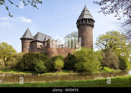 Wasserburg Burg Linn im Frühjahr, Krefeld, Niederrhein, Nordrhein-Westfalen, Deutschland, Europa Stockfoto