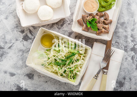 Essen nach rechts Konzept, gesunde Ernährung, Fitness Ernährung in Papier, Kartons, Ansicht von oben, flach. Stockfoto