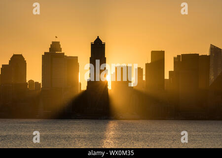 Seattle Skyline bei Sonnenaufgang, als von alki Beach, Seattle, Washington, Vereinigte Staaten von Amerika, Nordamerika gesehen Stockfoto