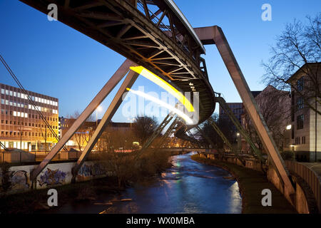 Vorrruhestandsregelung bestimmten Bahn in motion über die Wupper bei Nacht, Wuppertal, Deutschland, Europa Stockfoto