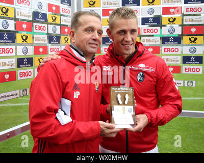 Andreas Petersen (Trainer Germania Halberstadt) mit Sohn Nils Petersen (SC Freiburg) Stockfoto