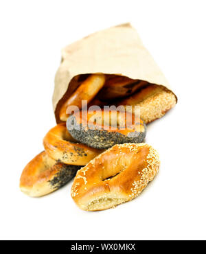 Frische Montreal Stil Bagels in Papiertüte auf weißem Hintergrund Stockfoto