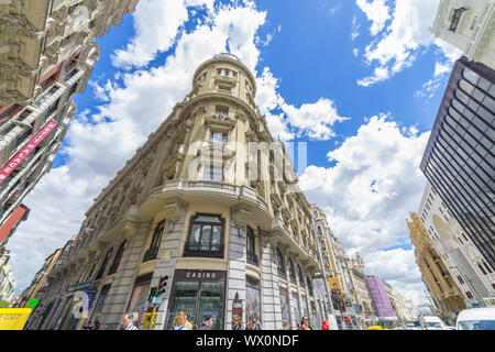 MADRID, Spanien - 15. MAI 2018: Gebäude mit Geschäften an der Calle de Alcalá in Madrid, Spanien Stockfoto