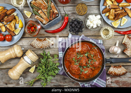 Esstisch, Frikadellen, gebackene Kartoffelecken, Ketchup, Kopie Raum. top View Stockfoto