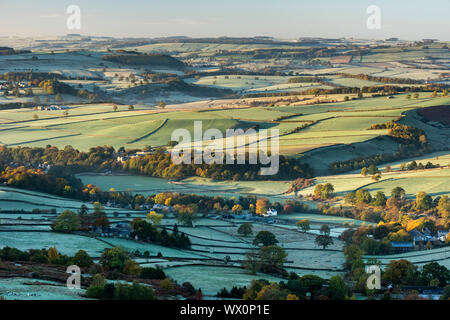 Blick von curbar Kante bei Sonnenaufgang im Herbst, auf der Suche nach Süden in Richtung Baslow und Chatsworth, Nationalpark Peak District, Derbyshire, England, Großbritannien Stockfoto