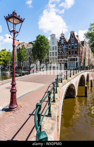 Alte giebelhäuser Gebäude und Brücke über Keisersgracht Kanal, Amsterdam, Nordholland, Niederlande, Europa Stockfoto