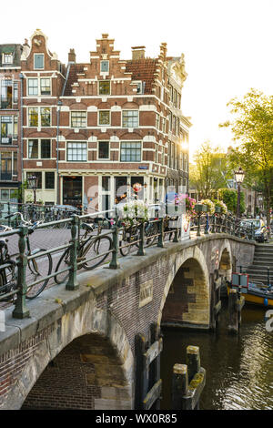 Goldene Stunde Licht auf alten Giebelhäuser Gebäude, Brouwersgracht, Kanal, Amsterdam, Nordholland, Niederlande, Europa Stockfoto