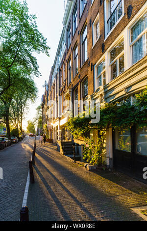 Goldene Stunde Licht auf am Kanal gelegenes Gebäude, Amsterdam, Nordholland, Niederlande, Europa Stockfoto