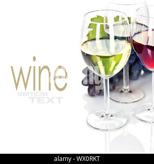 Gläser mit den Farben Weiß, Rot und Rose Wein und Trauben über Weiß (leicht abnehmbar Sample text) Stockfoto