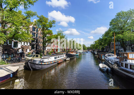 Hausboote auf der Brouwersgracht Kanal, Amsterdam, Nordholland, Niederlande, Europa Stockfoto