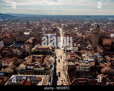 Via Rizzoli, Erhöhte Ansicht aus der Asinelli Turm, Bologna, Emilia Romagna, Italien, Europa Stockfoto