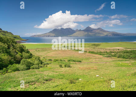 Laig Bay, Cleadale und entfernten Insel Rum Mitte Sommer, kleinen Inseln der Inneren Hebriden, Schottland, Großbritannien, Europa Stockfoto